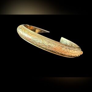 Vintage Gold Tone Floral Etched Hinged Bangle Bracelet EUC